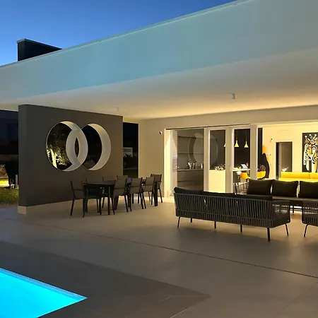 Nanni Contemporary, Pool And Garden